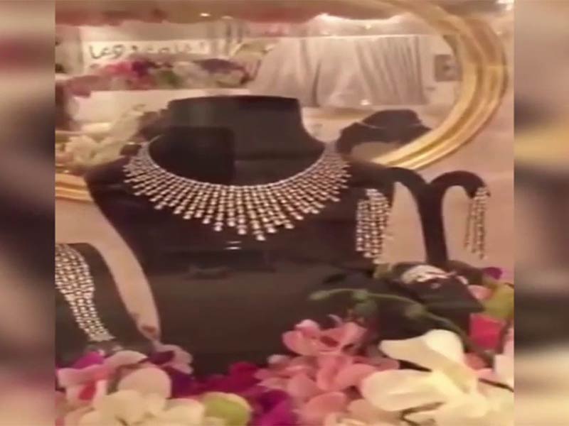 اضغط لمشاهدة الفيديو: عروس سعودية تستعرض مهرها الخيالي!